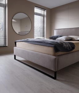 Łóżko tapicerowane z wezgłowiem 140 cm Winter Meble skrzyniowe